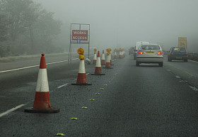 有雾的公路图片