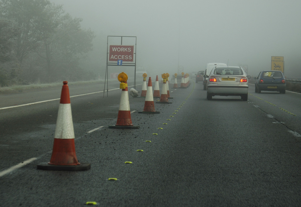 有雾的公路图片