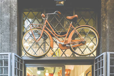 掛在大樓外立面上的棕色復(fù)古自行車