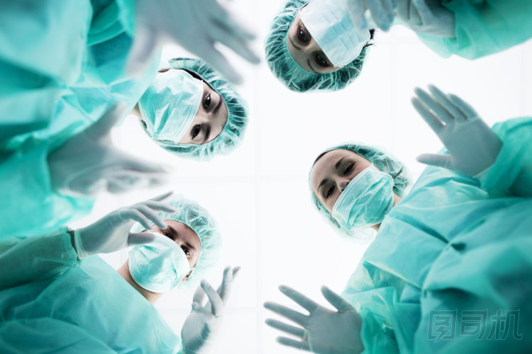 站在上面，病人在手術(shù)前的外科醫(yī)生