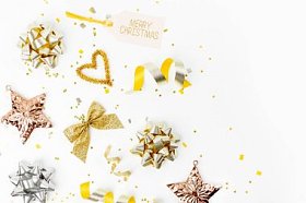 圣诞节装饰在黄金颜色与圣诞快乐标签白色背景