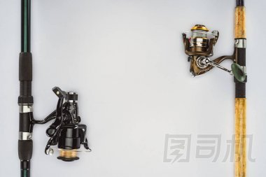 兩個(gè)被安排的釣魚(yú)竿的頂部看法被隔絕在白色, 簡(jiǎn)約概念 