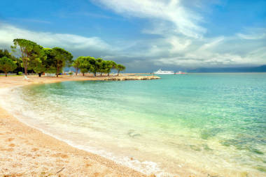 茨里克韋尼察度假城的沙灘。克瓦內(nèi)爾灣, 克羅地