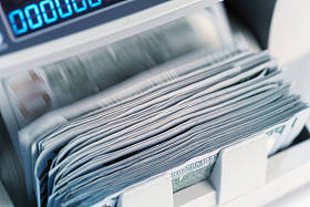 用钱计算机器的特写