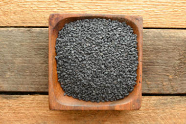 木碟中的黑芝麻種子