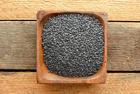 木碟中的黑芝麻种子