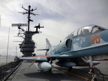 大黃蜂號航空母艦的甲板上藍(lán)色海軍飛機(jī)