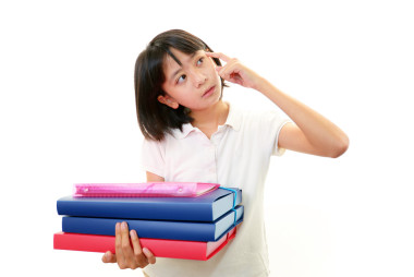 十幾歲的女孩不安看看圖片