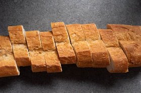 灰色表面切面包的顶部视图照片