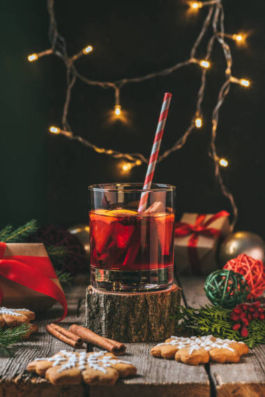 用姜餅和圣誕燈花環(huán)在木樹樁上的酒杯