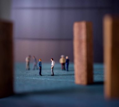 業(yè)務(wù)討論的概念。小組的微型數(shù)字商人在戶外交談。攜手合作