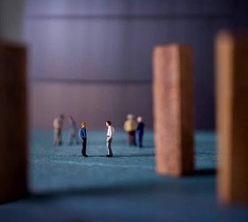 业务讨论的概念。小组的微型数字商人在户外交谈。携手合作