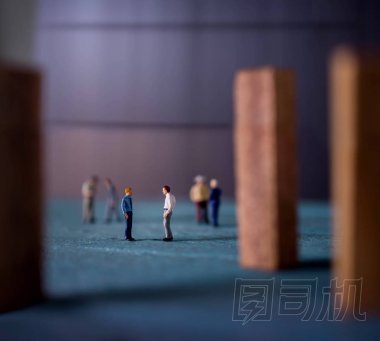 業(yè)務討論的概念。小組的微型數(shù)字商人在戶外交談。攜手合作