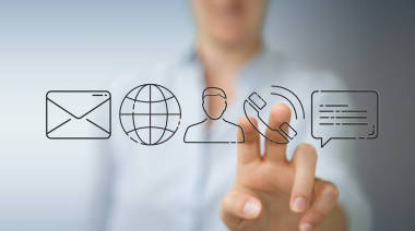 在模糊背景下使用細(xì)線接觸圖標(biāo)的女實(shí)業(yè)家