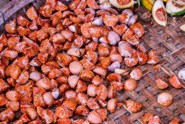 紅檳榔新鮮檳榔在木托盤特寫鏡頭