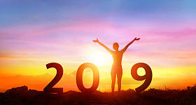 新年快乐 2019-日出时有数字的快乐女孩