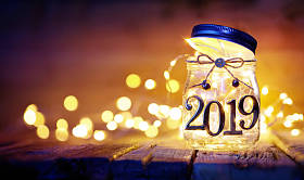 打开 2019-瓶中的圣诞灯-模糊背景