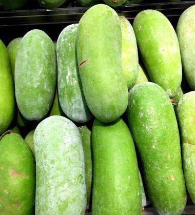 新鮮的冬瓜 (葫蘆) 在新市場(chǎng)上貨架上的堆