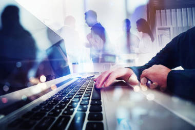 商務(wù)人員在前臺與筆記本電腦一起工作。團隊合作和伙伴關(guān)系的概念。光效雙重曝光