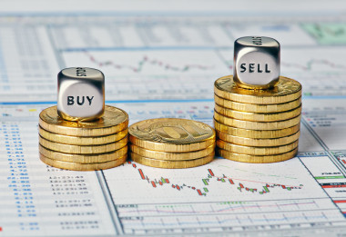 金融圖表、 硬幣和骰子多維數(shù)據(jù)集，用賣買。s