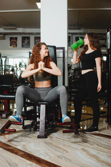 在健身房里的女孩