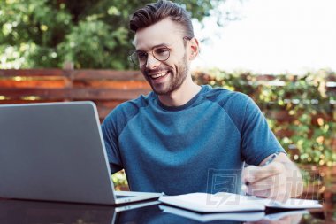 微笑英俊的人參加網(wǎng)絡(luò)研討會(huì)戶外