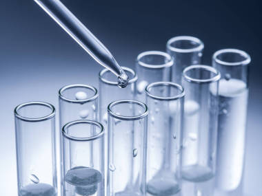 不同實驗室燒杯和玻璃器皿。單色