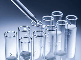 不同实验室烧杯和玻璃器皿。单色