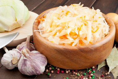 泡菜用的木碗、 大蒜、 香料、 白菜 o 胡萝卜