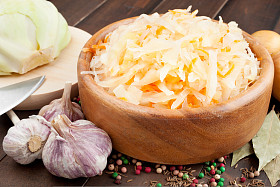 泡菜用的木碗、 大蒜、 香料、 白菜 o 胡萝卜