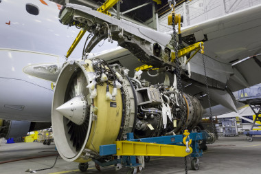 在維護期間的翼飛機引擎圖片