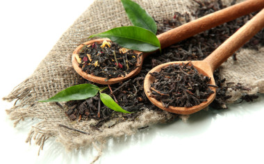 干與綠茶葉中木匙、 孤立在白色