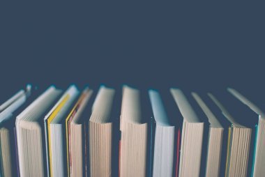 桌子上有五顏六色的書。特寫存根。知識、教育、學(xué)習(xí)和文學(xué)的抽象概念。濾波器
