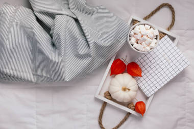 創(chuàng)意頂景平躺窗臺(tái)生活秋組成。熱可可咖啡巧克力與棉花糖杯南瓜在托盤在床上。概念秋天溫馨溫暖的家舒適清晨自然光線