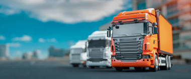 橙色和白色卡車停放在城市圖片