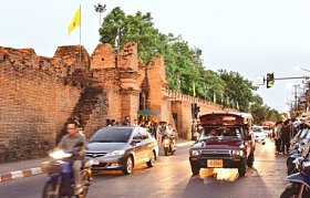 清迈, 泰国-2015年6月07日: 泰国清迈临丕门的不明游客