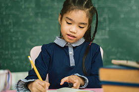 亚洲小学生在课堂上学习作