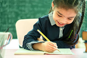 亚洲小学生在课堂上学习作