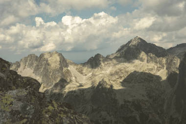 在斯洛伐克塔特拉山脈的巖石尖銳的山峰與云和霧