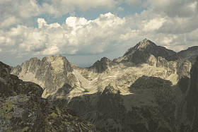 在斯洛伐克塔特拉山脉的岩石尖锐的山峰与云和雾