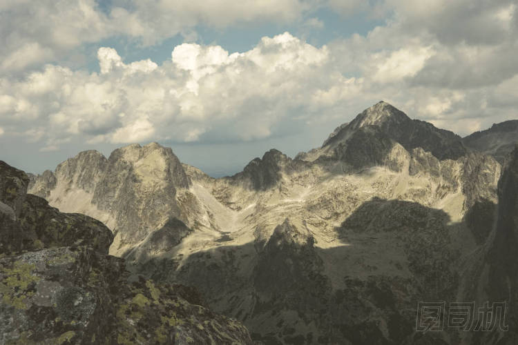 在斯洛伐克塔特拉山脈的巖石尖銳的山峰與云和霧