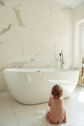 愉快的小男孩在浴室地板上