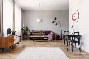 桌子上的黑色椅子在老式起居室內(nèi)的木制櫥柜里, 真皮沙發(fā)。真實照片