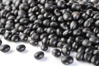 孤立在白色背景上的黑色豆