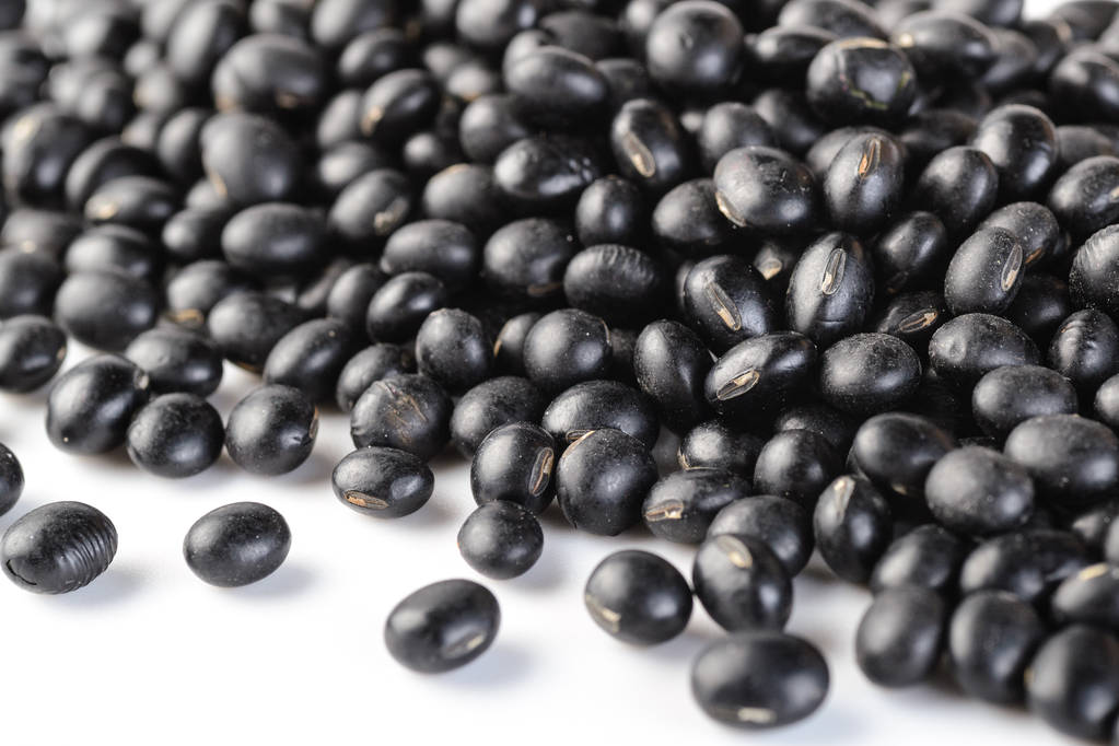 孤立在白色背景上的黑色豆