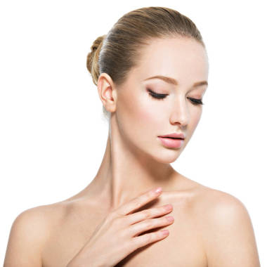 美丽的面孔年轻的白种女人与完美的健康皮肤-查出的白色。皮肤护理的概念。女性模型触摸脸