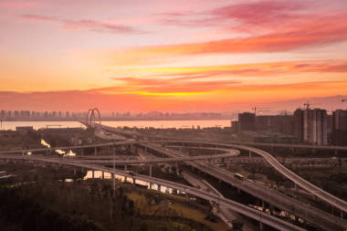 日出的桥梁鸟图图片