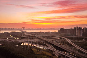 日出的桥梁鸟图图片