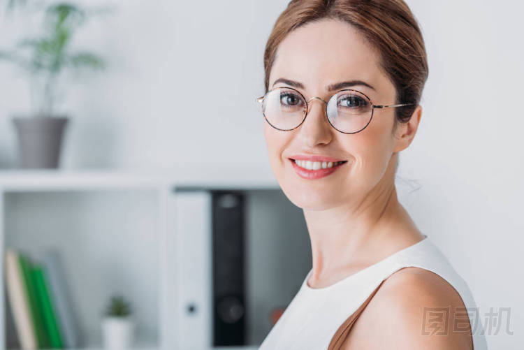有吸引力的微笑女實(shí)業(yè)家的肖像眼鏡