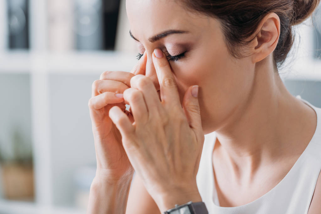 有吸引力的疲惫的女实业家头 有吸引力的疲惫的女实业家头